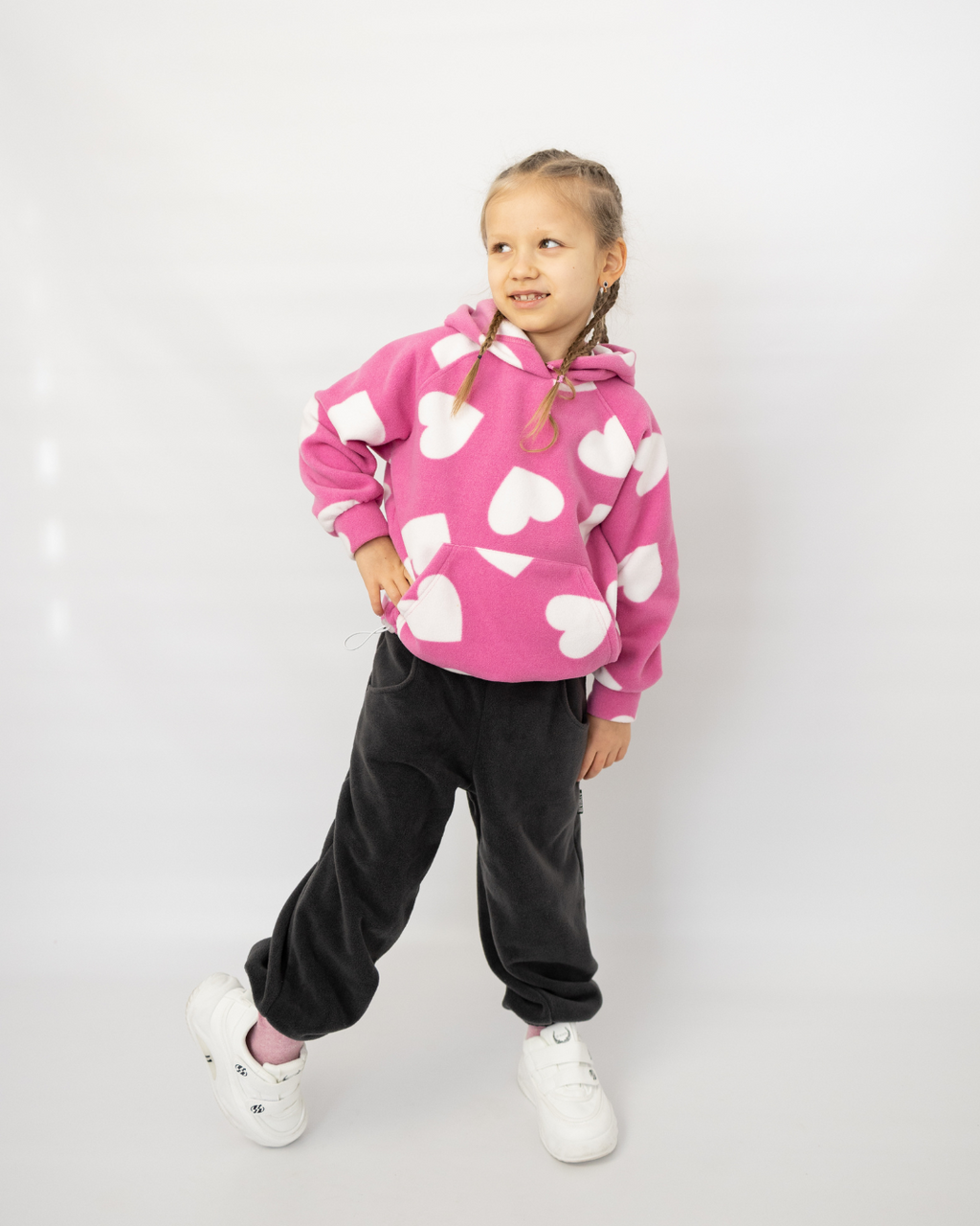 Girl in pink fleece hoodie with white hearts Alwair Kids

