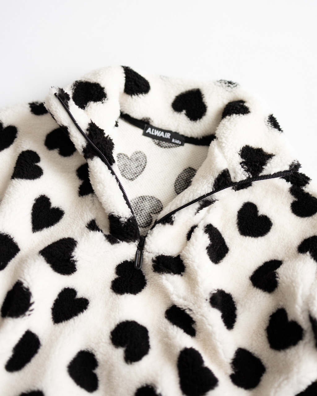 Close-up of collar and zipper – black heart fleece pullover Alwair Kids