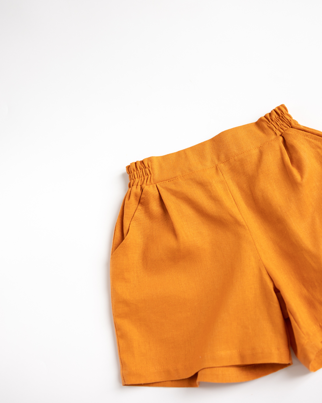 Elastic waistband and pocket details of linen shorts for kids by Alwair Kids
