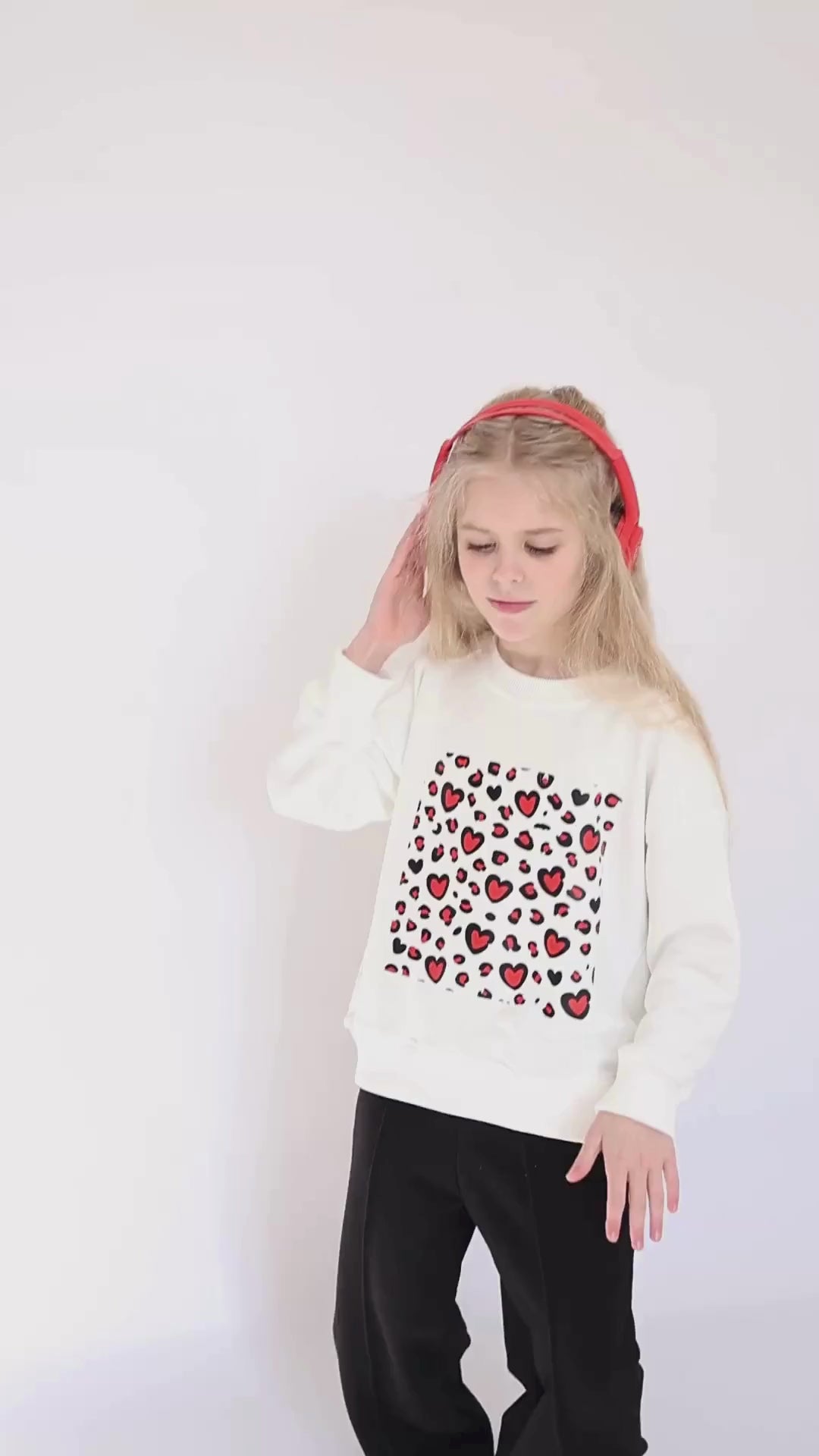 Video showing DIANA girls pants in motion – red cotton wide-leg model worn by child