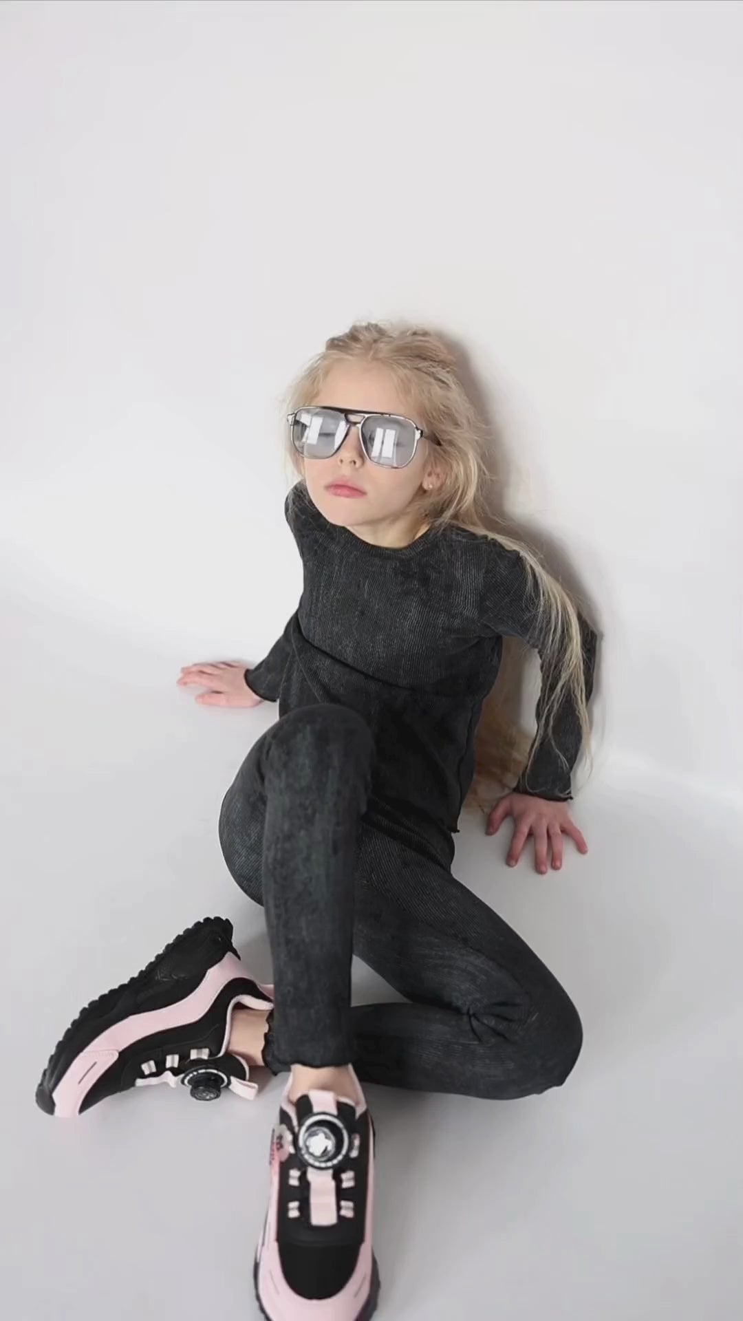Video showcasing ribbed cotton leggings for girls – fit, texture and colors by Alwair Kids

